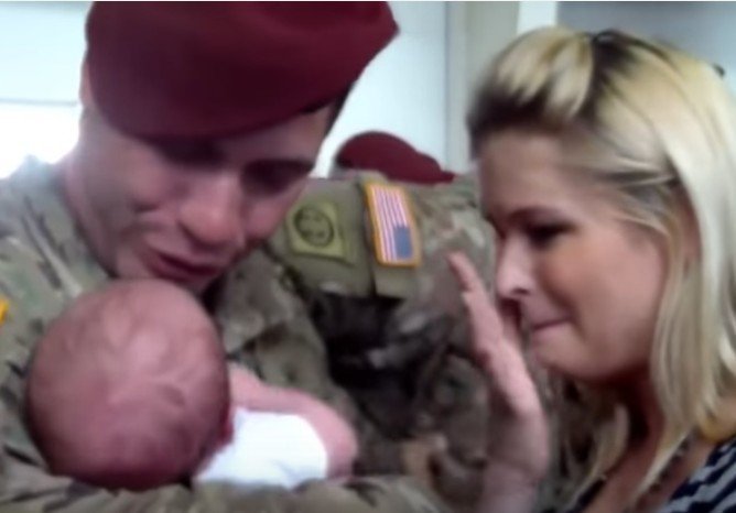 Συγκινητικό βίντεο: Στρατιώτης μπαμπάς που συναντά το μωρό του για πρώτη φορά